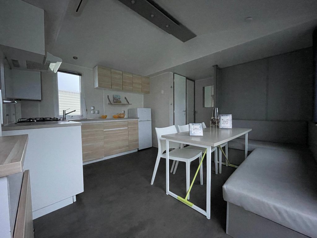 Cocina-salón del Mobil Home O´hara 834